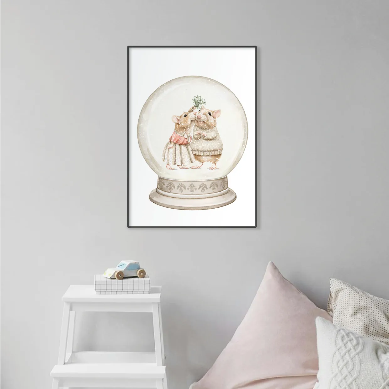 Barntavla på en grå vägg som visar två möss som kysser varandra under en mistel i en snöglob.
