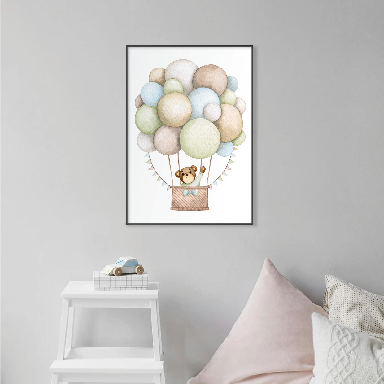 Barntavla på grå vägg björn i luftballong som vinkar.