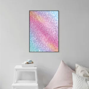 Barntavla på grå vägg som visar ett regnbågsmönster med glitter