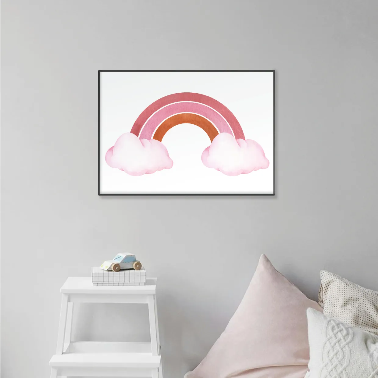Barntavla på grå vägg med regnbåge som har rosa moln, perfekt poster för barnrum