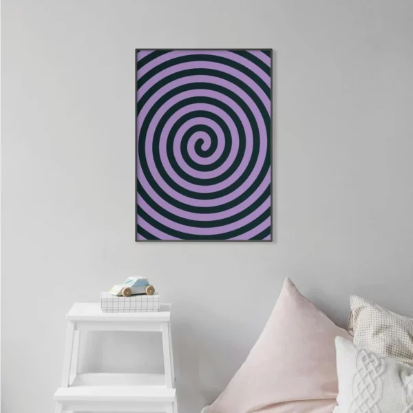 Barntavla på en grå vägg som visar ett lila och svart spiralmönster