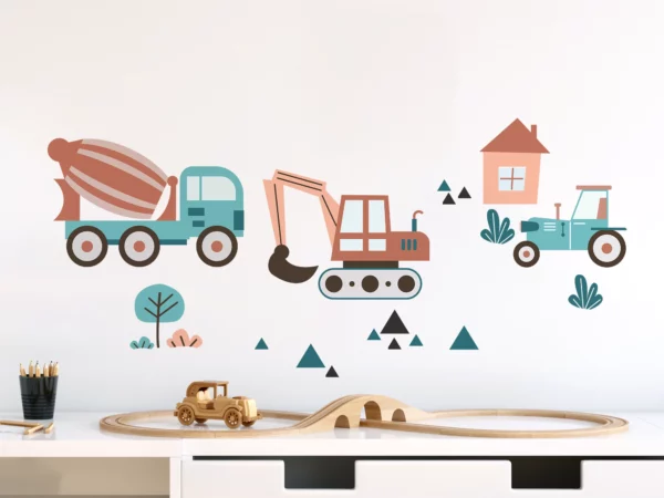 En vägg med barnsliga wallstickers som föreställer en traktor, en lastbil och grafik