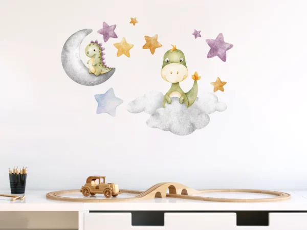 En vägg med wallstickers som föreställer två dinosaurier bland stjärnorna.