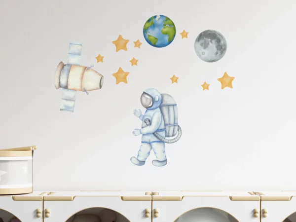 En vägg med en astronaut som går i rymden