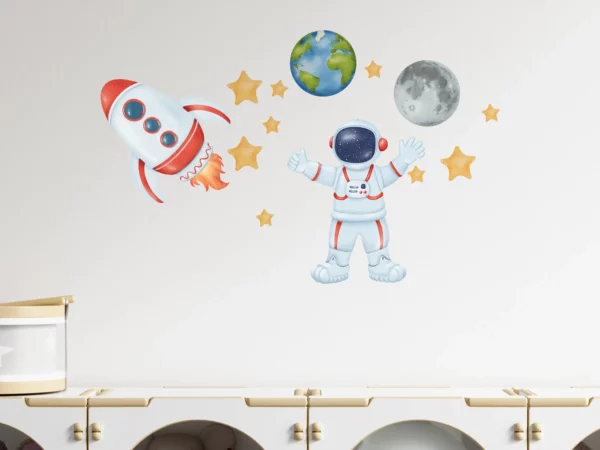 Väggdekor med planeter och en raket och en astronaut