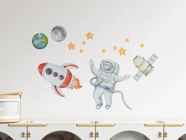 Väggdekor som föreställer en astronaut och en raket med stjärnor