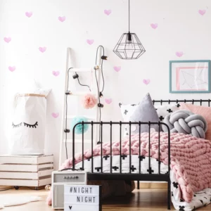 Wallstickers barn med en miljöbild som visar ljusrosa hjärtan till barnrum
