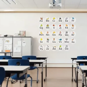 Väggdekor pedagogiskt alfabet på väggen i ett klassrum