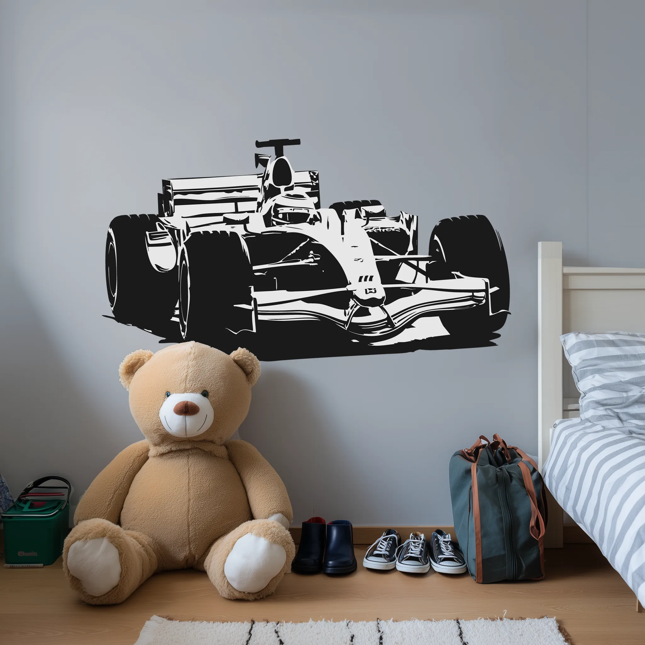 Väggdekor formel 1 bil på väggen i ett barnrum