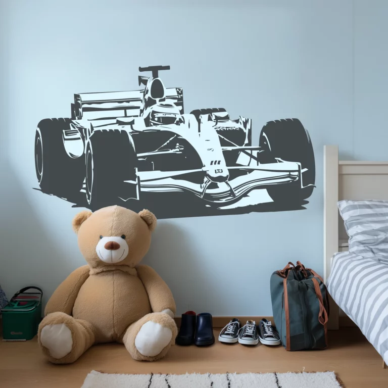 Väggdekor barn med en stor Formel 1-bil monterad på en ljusblå vägg i ett barnrum ovanför golvet med en nallebjörn.