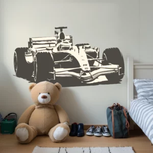Väggdekor barn med en stilren illustration av en Formel 1-bil i en beige och mörkbrun färgskala på väggen i ett barnrum