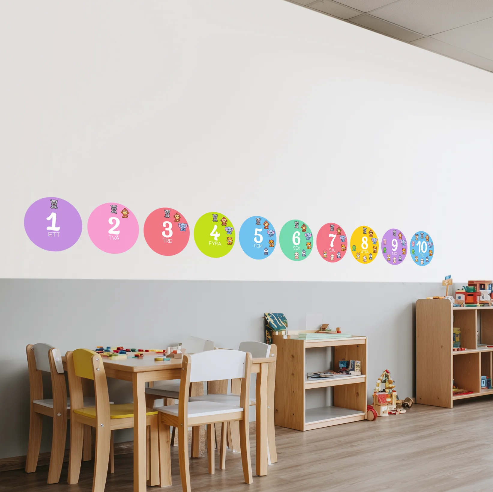 Väggdekor färgglada siffror på väggen i ett klassrum